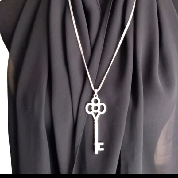 Rhinestone Key Necklace NWOT - Picture 2 of 4